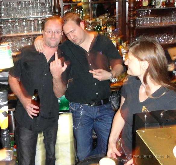 2011 Hands up at Kilians 017.jpg - Auch die Crew zeigt sich begeistert... sie ist etwas schüchtern ;)